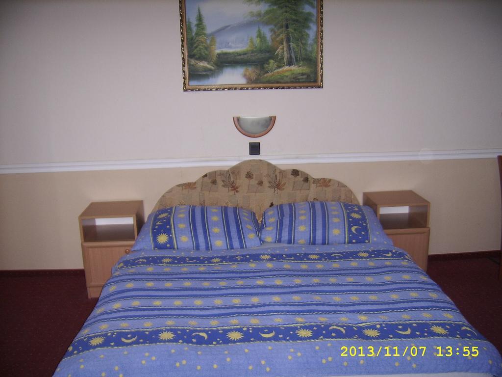 Fonix Panzio Hotell Pápa Eksteriør bilde
