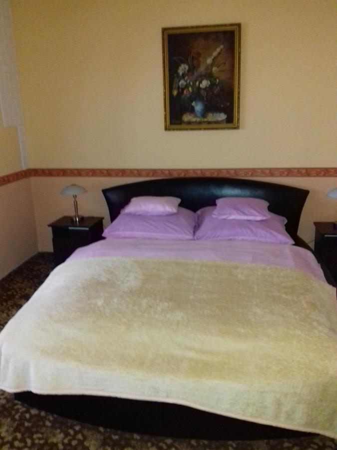 Fonix Panzio Hotell Pápa Eksteriør bilde