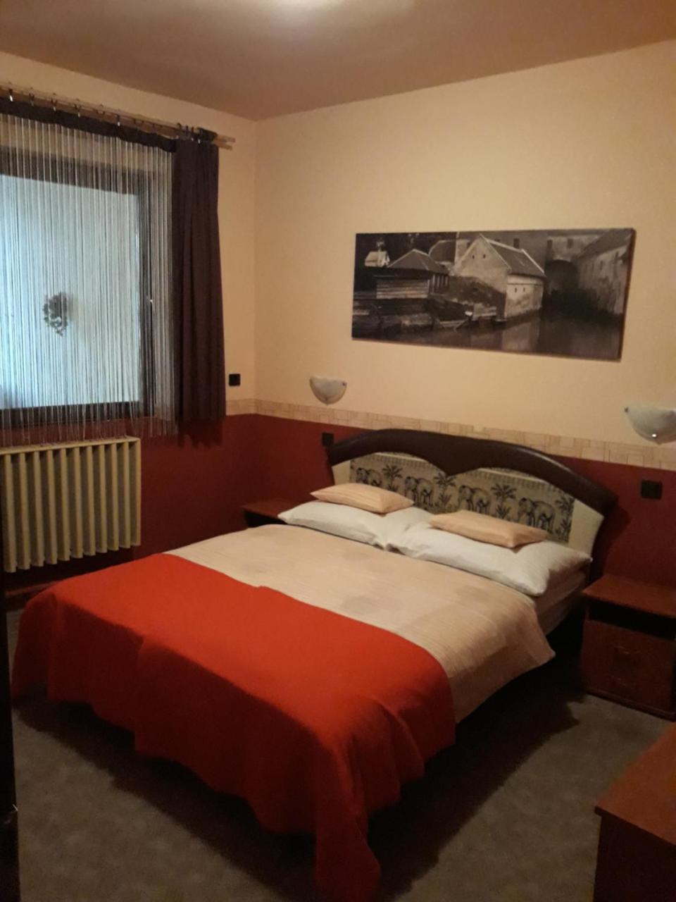 Fonix Panzio Hotell Pápa Eksteriør bilde